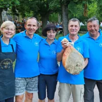 Ekipa iz Oseka si je z zmago v kuhanju polente prislužila pršut.