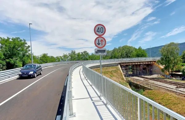 Po prenovljenem  nadvozu nad železnico je spet stekel promet. 