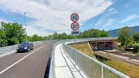 Po prenovljenem  nadvozu nad železnico je spet stekel promet. 