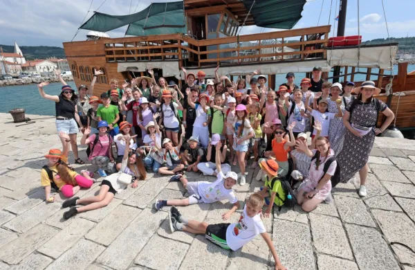Izlet z ladjico od Pirana do Izole je navdušil otroke, med katerimi 
so tudi takšni, ki niso še bili na morju. 