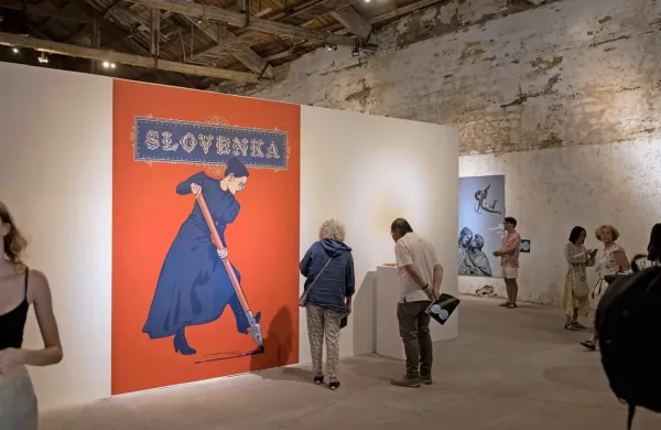 Med razstavljenimi deli je tudi “xxl” naslovnica zbornika Slovenka. 
Prvi ženski časopis (1897-1902), o katerem bo danes v Libertasu 
tekla beseda.