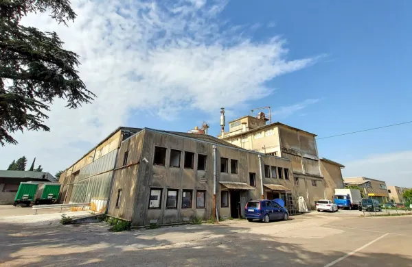 (SOLKAN) Hala na območju SIA: prej je šla v nos, zdaj so nekateri proti rušenju