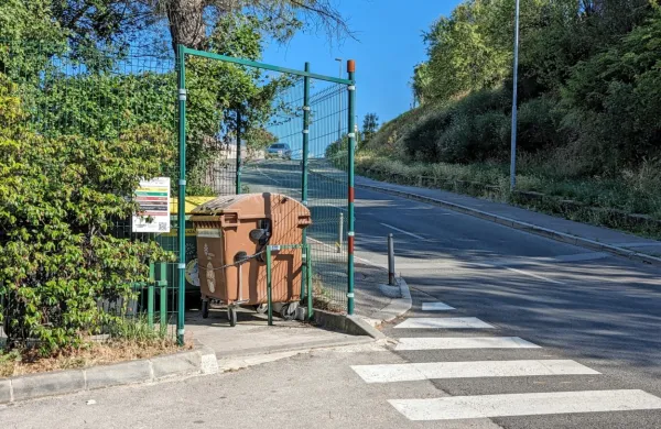 Brezvestni  voznik  skuterja  je  kadaver  psa  odvrgel  kar  v  zabojnik  na  
ekološkem  otoku  ob  cesti.