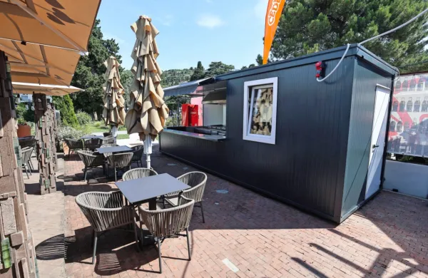 Premični gostinski obrat, iz katerega bi morali že dišati čevapčiči, 
je še vedno zaprt ter pod lupo tržne in gradbene inšpekcije. 