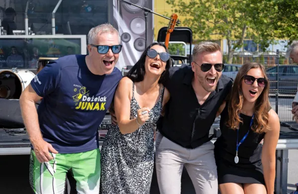 Paradni konj Radia 1 ostaja voditelj Denis Avdić, ki s sovoditeljema 
Miho Deželakom in Jano Morelj ustvarja najbolj poslušan jutranji 
program v Sloveniji.