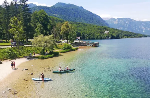 Bohinjsko jezero, ki  je imelo včeraj še vsega 20 stopinj, bo v 
prihodnjih dneh zagotovo idealna osvežitev; pa tudi če se bo 
segrelo za kakšno stopinjo, kar po mnenju mnogih sploh ne bi bilo 
tako slabo.