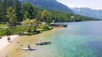 Bohinjsko jezero, ki  je imelo včeraj še vsega 20 stopinj, bo v 
prihodnjih dneh zagotovo idealna osvežitev; pa tudi če se bo 
segrelo za kakšno stopinjo, kar po mnenju mnogih sploh ne bi bilo 
tako slabo.