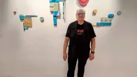 Slikar Klavdij Tutta pred eno od upodobitev iz cikla Magična 
kompozicija v pristanu.  
