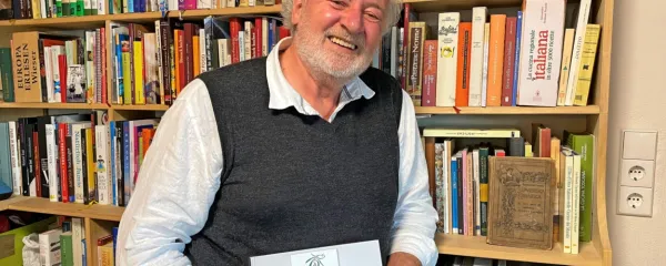 Založnik Lojze Wieser trdi, da so oblikovalci programa na FKS 
izhajali iz Slovenije kot države, ne pa iz njene literature in 
kulture.