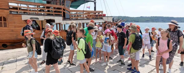 Otroci so imeli na letovanju tudi več izletov. Tako so se z ladjico 
odpravili od Portoroža do Izole. 