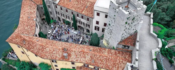 Vitovska in morje oživi dvorišče, terase in park Devinskega 
gradu.