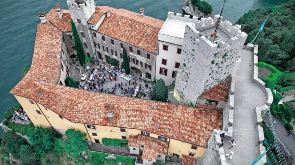 Vitovska in morje oživi dvorišče, terase in park Devinskega 
gradu.