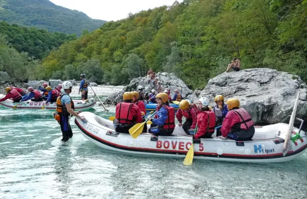 Gostje rafting podjetij  bi morali po novem poleg karte za plovbo v 
višini od  50 do 60 evrov dodatno plačati  še 15 evrov direktno 
občini.