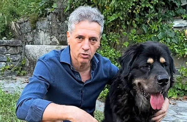 

“Verjamem, da imamo vsi svoje živali tako radi, da bomo tistim, ki 
jih nimajo, preprečili, da bi živali še kdaj lahko trpinčili,” je v video 
posnetku, na katerem je skupaj z večjim psom, dejal premier.