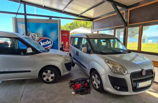 “Občina ne more razpolagati s teraso, ker sodni postopek še ni 
končan,” pravi nekdanji najemnik Andrej Maglica, ki je dostop 
preprečil kar s parkiranimi avtomobili.  