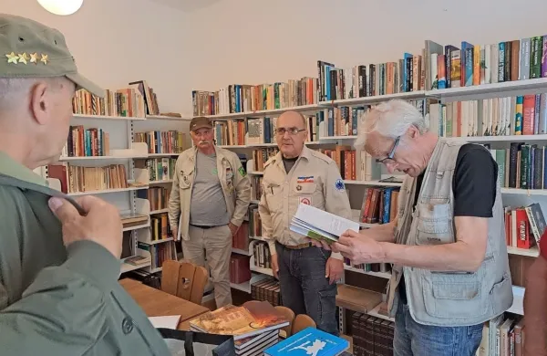 Franko Pleško (drugi z desne) je novi knjižnici podaril 1500 knjig, 
ki jih je nabral v skoraj 40 letih.