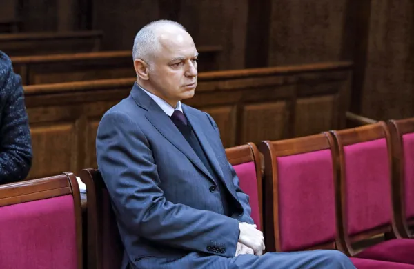 Andrej  Lovšin  je  že konec leta  2014  na predobravnavnem  naroku, 
pričakovano,  sodnici  odgovoril, da ne  prizna krivde  za  očitke  iz  
prve  obtožnice.  Sojenje  se  je  nato  začelo    spomladi leta   2016.  