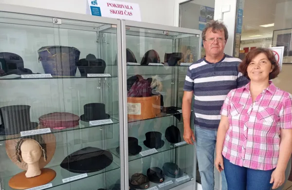 Srečko in Irena Rože na razstavi predstavljata pokrivala gospode, 
lovcev, vojaštva, carine, kot tudi pokrivala za vsak dan in 
praznike.