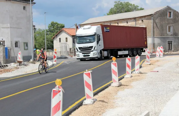 Nova krožišča (na fotografiji na Kozini), ki jih med Starodom in 
Kozino gradi direkcija, zgolj blažijo posledice ob naraščanju 
tranzitnega prometa,  dolgoročno pa bo nujna izgradnja obvoznic 
ali avtoceste mimo vseh naselij v občini.   