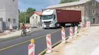 Nova krožišča (na fotografiji na Kozini), ki jih med Starodom in 
Kozino gradi direkcija, zgolj blažijo posledice ob naraščanju 
tranzitnega prometa,  dolgoročno pa bo nujna izgradnja obvoznic 
ali avtoceste mimo vseh naselij v občini.   