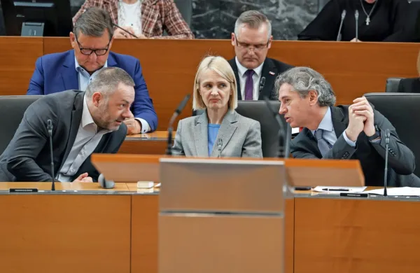 Po slovesu zdravstvenega ministra Danijela Bešiča Loredana je  
vodenje zdravstvenega resorja prevzel premier Robert Golob