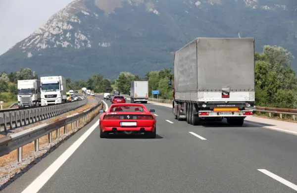 V Italiji izdelujejo in radi vozijo hitre avtomobile, a novi ukrepi vlade naj bi naredili konec divjanju po cestah. 
