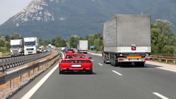 V Italiji izdelujejo in radi vozijo hitre avtomobile, a novi ukrepi vlade naj bi naredili konec divjanju po cestah. 