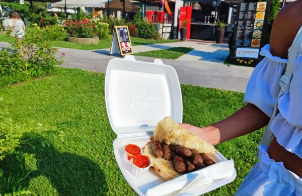 Čevapčiči: sredi Portoroža jih lahko pečejo tudi nelegalno