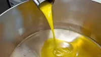 Oljčno olje se običajno pridobiva s hladnim stiskanjem oljk, ki mu 
lahko sledi izpiranje z vodo, filtriranje in centrifugiranje.