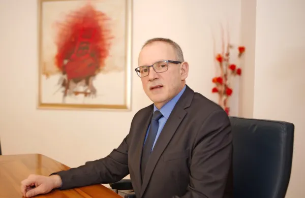 V ekipo državnih sekretarjev na ministrstvu za zdravje Golob 
predlaga tudi direktorja združenja zdravstvenih zavodov Marjana 
Pintarja. Doma je z Goriškega, v preteklosti je med drugim bil 
direktor novogoriškega zdravstvenega doma in Soških elektrarn  in 
predsednik nadzornega sveta Hita. 