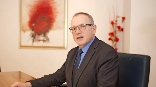 V ekipo državnih sekretarjev na ministrstvu za zdravje Golob 
predlaga tudi direktorja združenja zdravstvenih zavodov Marjana 
Pintarja. Doma je z Goriškega, v preteklosti je med drugim bil 
direktor novogoriškega zdravstvenega doma in Soških elektrarn  in 
predsednik nadzornega sveta Hita. 