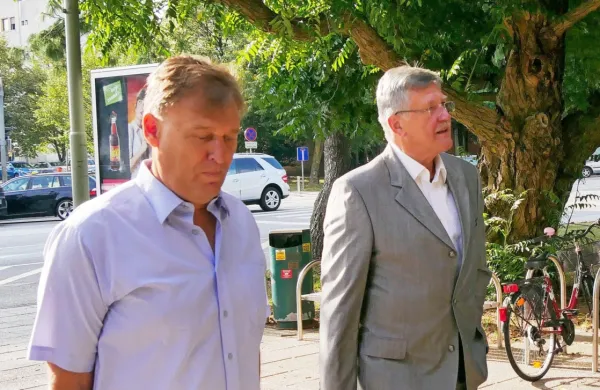 Odvetnik  Danilo  Grilj (levo), ki zagovarja  Alojza Bolčino, in  Dušan  
Črnigoj, nekdanji prvi mož  Primorja