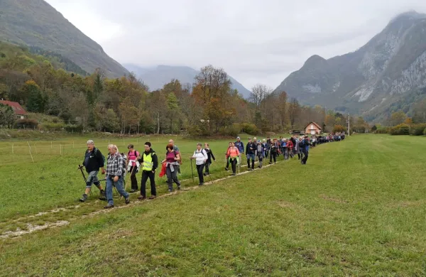 Pohodništvo  poleg kolesarjenja  privablja največ gostov v Posočje. Ljudje pričakujejo urejene  poti.   