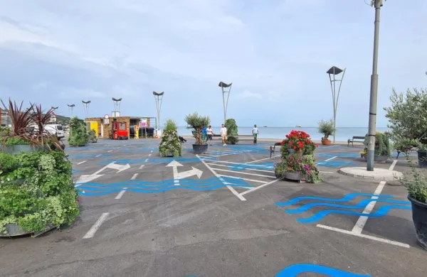 Marjetica je včeraj na Ukmarjev trg  pripeljala oljke  v koritih ter 
zelene stolpe z rožami in zelenjem, namestili so tudi klopi. 
