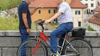 Na ministrstvu menijo, da bi bilo v bodoče bolje pokojnine 
usklajevati v večji meri z inflacijo. Zdaj se namreč 60 odstotkov 
usklajujejo z rastjo plač in le 40 odstotkov z inflacijo. 