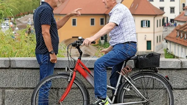 Na ministrstvu menijo, da bi bilo v bodoče bolje pokojnine 
usklajevati v večji meri z inflacijo. Zdaj se namreč 60 odstotkov 
usklajujejo z rastjo plač in le 40 odstotkov z inflacijo. 