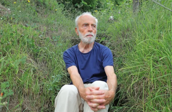 Marjan Tomšič (1939 - 2023) na svoji zemlji v Gucih pri Vanganelu. 