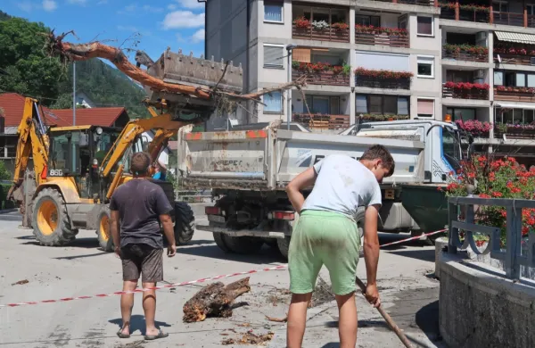 Cerkljani so po ujmi stopili skupaj in pomagali gasilcem in 
gradbincem čistiti tudi javne površine (na fotografiji središče 
Cerknega).