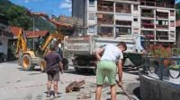 Cerkljani so po ujmi stopili skupaj in pomagali gasilcem in 
gradbincem čistiti tudi javne površine (na fotografiji središče 
Cerknega).