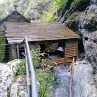 V po ujmah že dvakrat obnovljeni PB Franja so povsem uničene tri 
barake, tri so resno poškodovane in uničeni so vsi dostopi do 
spomenika. 