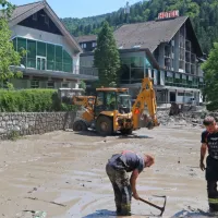 Pretrgani vodovodi, kanalizacija, zamašeni jaški ... so bili v petek 
najtrši oreh za 150 gasilcev pri odpravljanju posledic ujme.