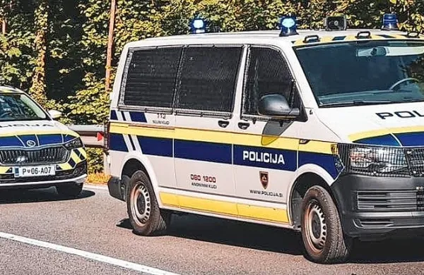 Policisti  so  35-letniku  odredili  pridržanje,  ko  so  ga  z  avtom  peljali 
na policijsko postajo, pa  je  razbijal  v  vozilu,  nato  pa  je  policistom  
grozil  in jih  brcal.  