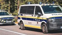 Policisti  so  35-letniku  odredili  pridržanje,  ko  so  ga  z  avtom  peljali 
na policijsko postajo, pa  je  razbijal  v  vozilu,  nato  pa  je  policistom  
grozil  in jih  brcal.  