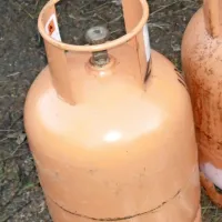 V  hiši  je odprl  ventil  na  jeklenki in  grozil, da  bo  hišo  razstrelil.  