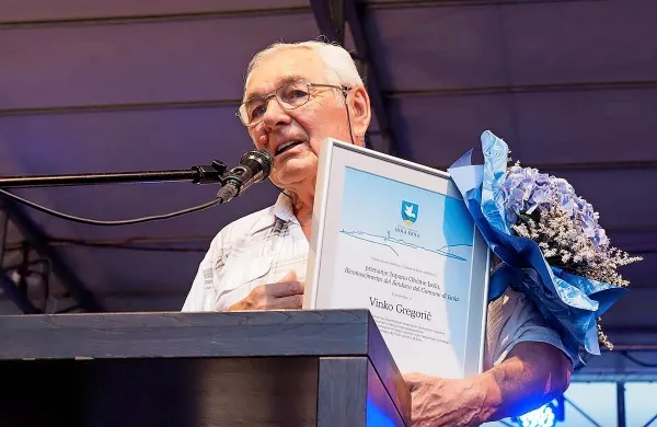 Vinko Gregorič ob prejemu nagrade ob občinskem prazniku