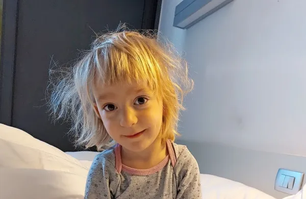 Mala Maša je bila še pred  slabima dvema letoma prava navihanka, 
danes pa je povsem odvisna od pomoči drugih. Zdravljenje s 
svetlobno terapijo zelo lajša njene hude težave.