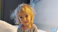 Mala Maša je bila še pred  slabima dvema letoma prava navihanka, 
danes pa je povsem odvisna od pomoči drugih. Zdravljenje s 
svetlobno terapijo zelo lajša njene hude težave.