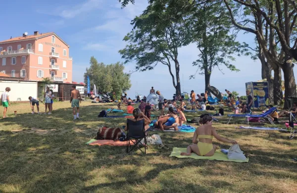 Travnik, na katerem se igrajo otroci, odrasli pa uživajo globoko 
senco - to je Fiesa, ki jo je vredno ohraniti.