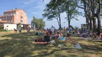 Travnik, na katerem se igrajo otroci, odrasli pa uživajo globoko 
senco - to je Fiesa, ki jo je vredno ohraniti.