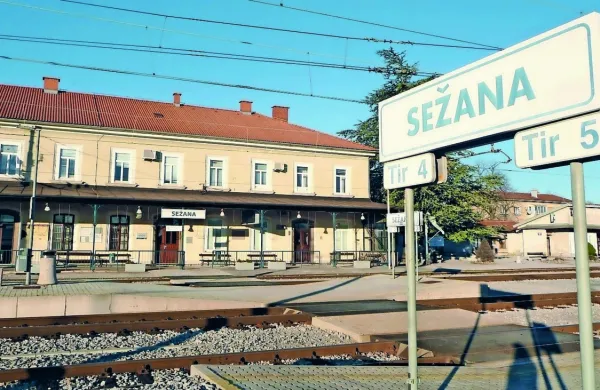 V sklopu nadgradnje proge je predvidena tudi  prenova sežanske železniške postaje.